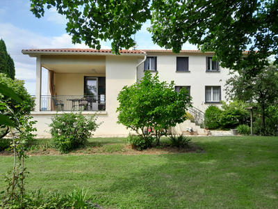 Maison - 230 m² - 10 pièces