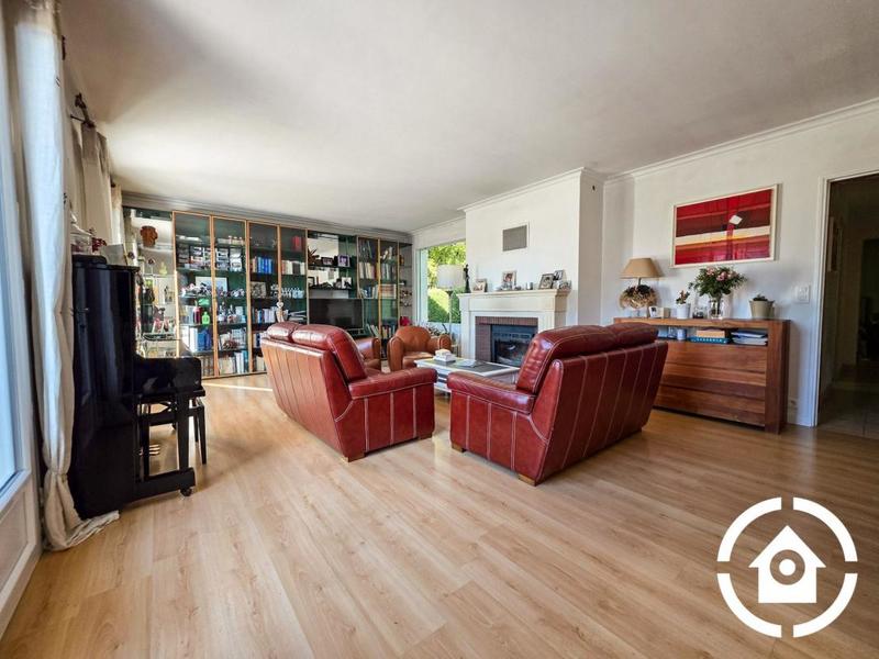 Maison - 212 m² - 8 pièces