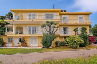 Propriété - 385 m² - 8 pièces