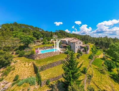 Maison - 300 m² - 12 pièces