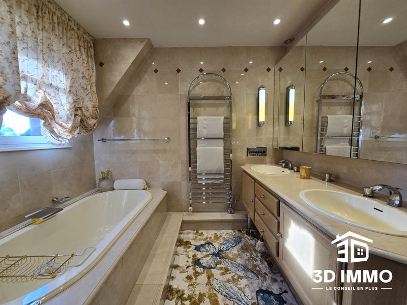 Maison - 275 m² - 12 pièces