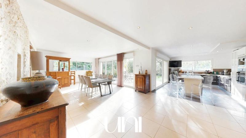 Maison - 365 m² - 12 pièces