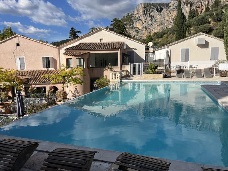 Fonds de commerce - 1 525 m²