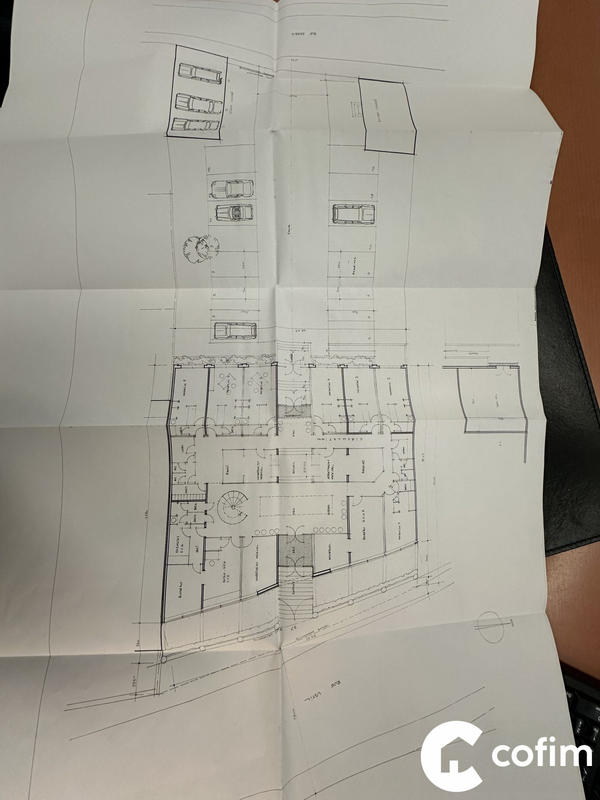 Local d'activités - 700 m² - 27 pièces