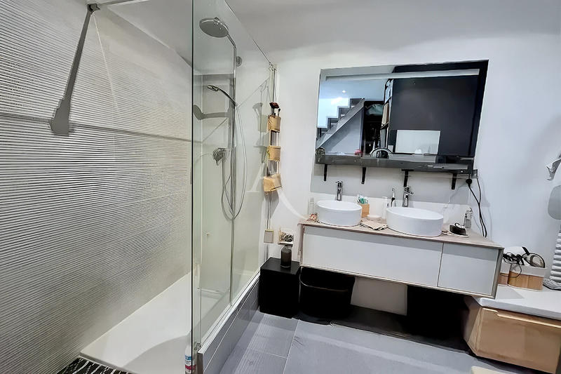 Maison - 214 m² - 9 pièces