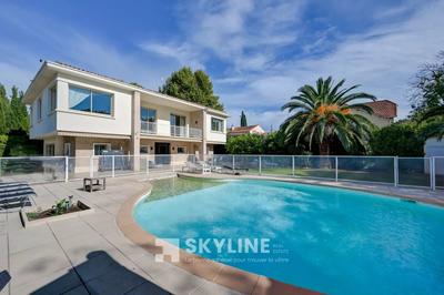 Villa - 285 m² - 9 pièces