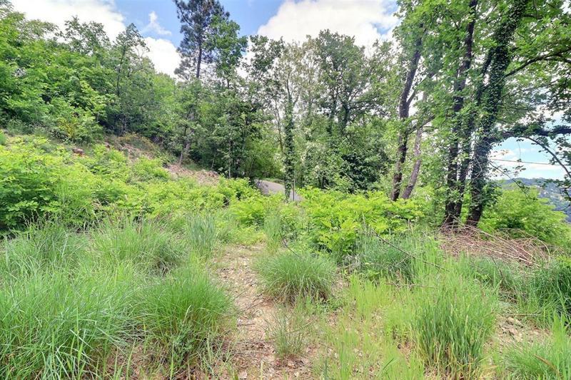 Terrain constructible - 1 748 m²