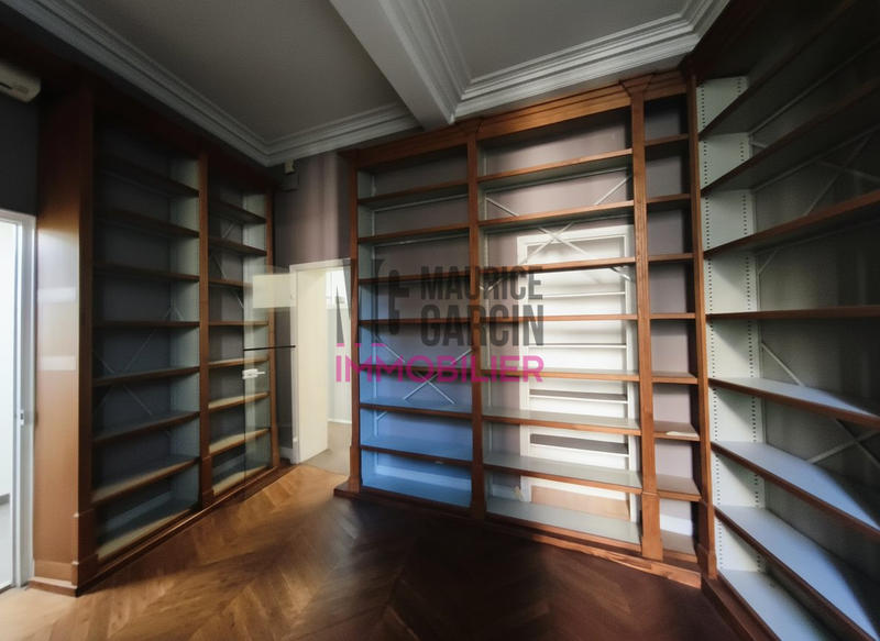 Appartement - 210 m² - 8 pièces