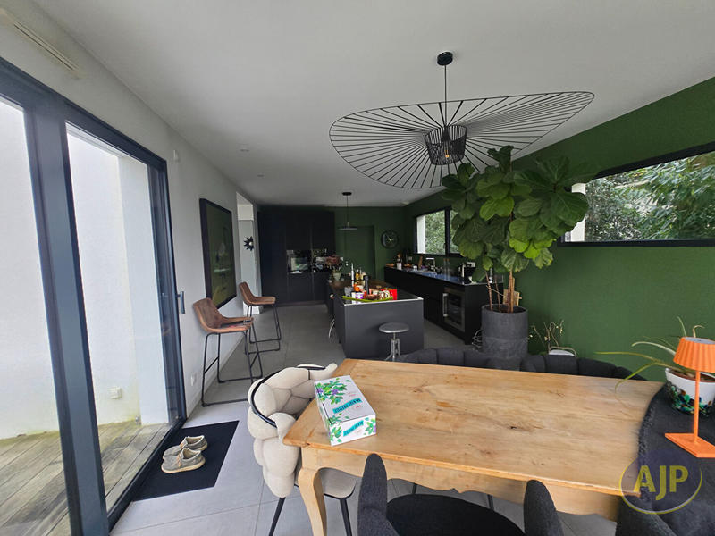 Villa - 180 m² - 8 pièces