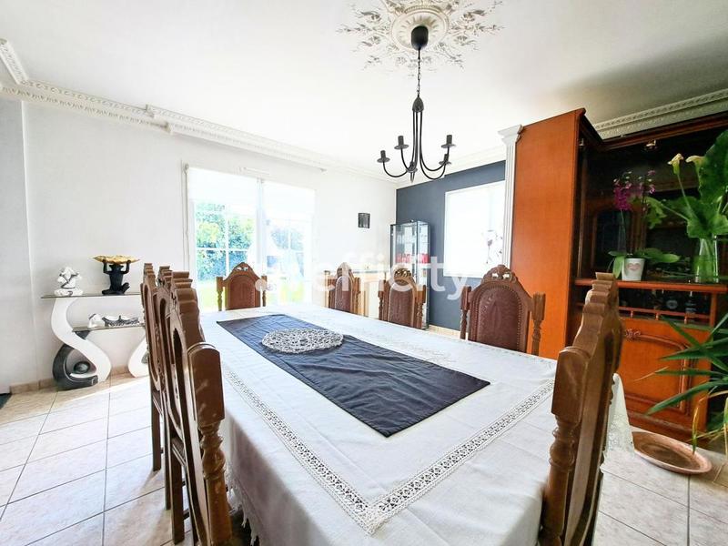 Maison - 230 m² - 8 pièces