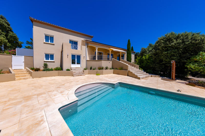 Maison - 240 m² - 7 pièces