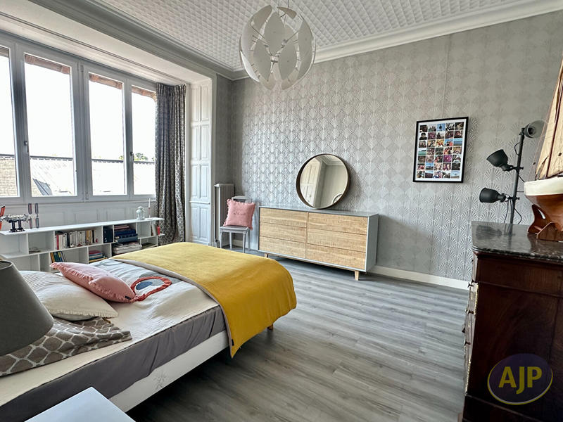 Maison - 239 m² - 8 pièces