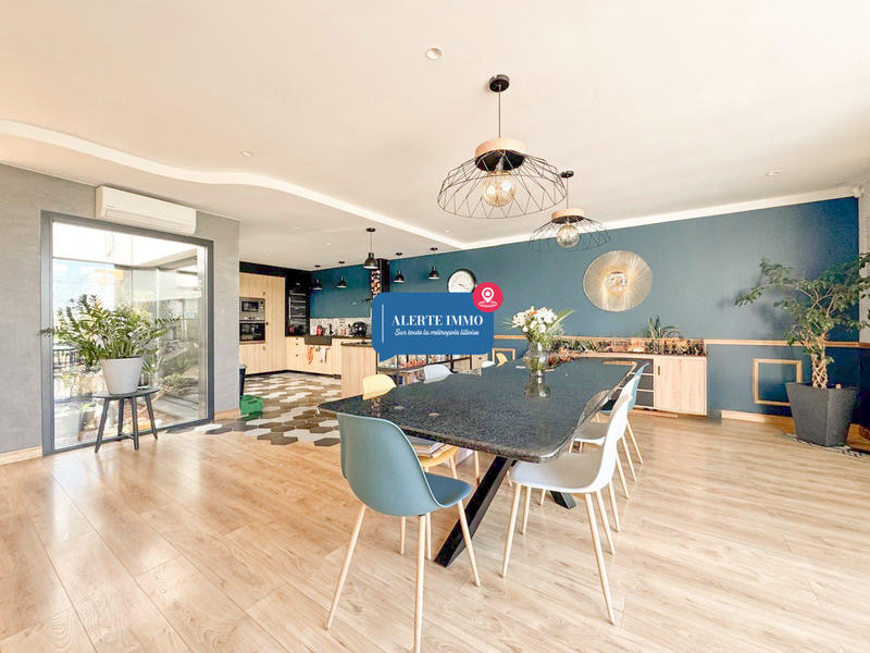 Maison - 243 m² - 7 pièces