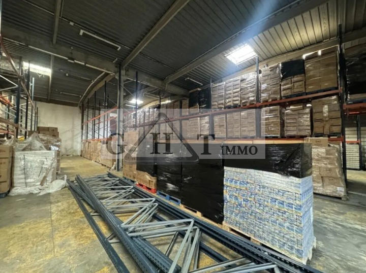 Entrepôt - 3 244 m²