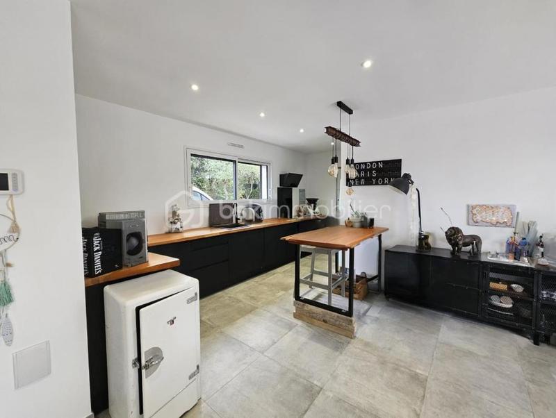 Maison - 210 m² - 10 pièces