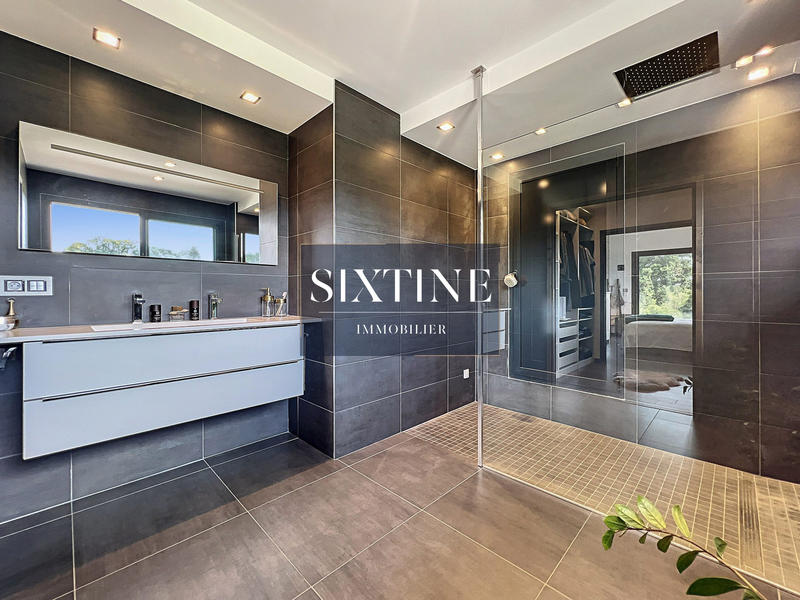 Maison contemporaine - 254 m² - 7 pièces