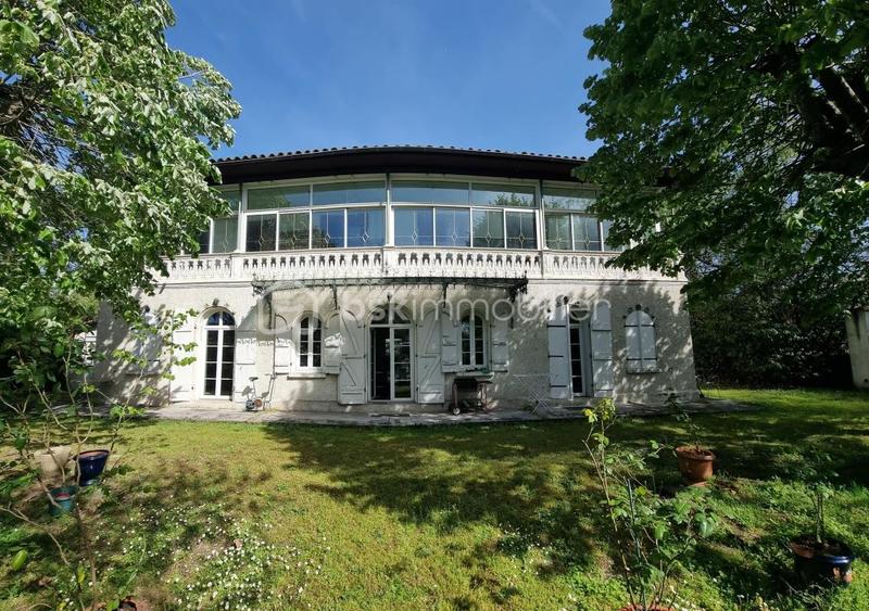 Maison - 214 m² - 7 pièces