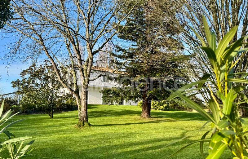 Maison - 290 m² - 9 pièces