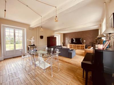 Demeure - 273 m² - 9 pièces