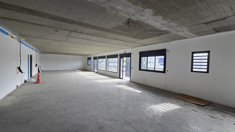 Entrepôt - 1 821 m²