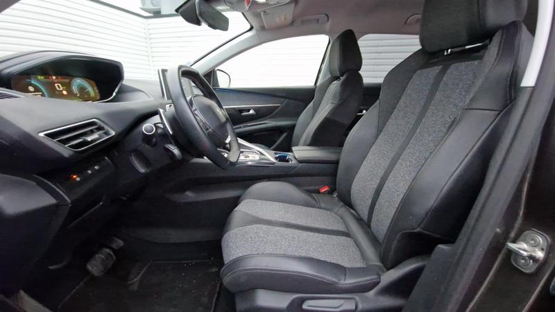 Peugeot 3008 Hybrid 225 E-Eat8 Allure Business