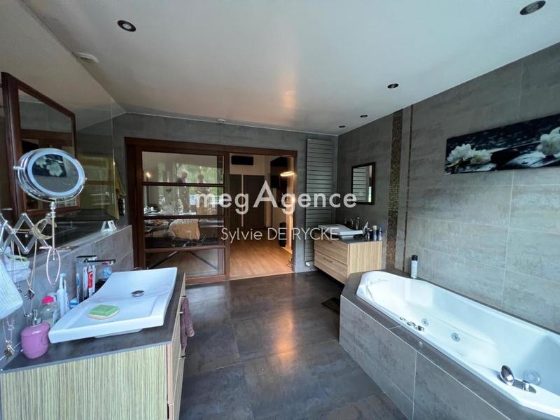 Maison - 367 m² - 9 pièces