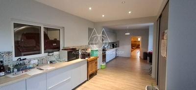 Propriété - 650 m² - 8 pièces