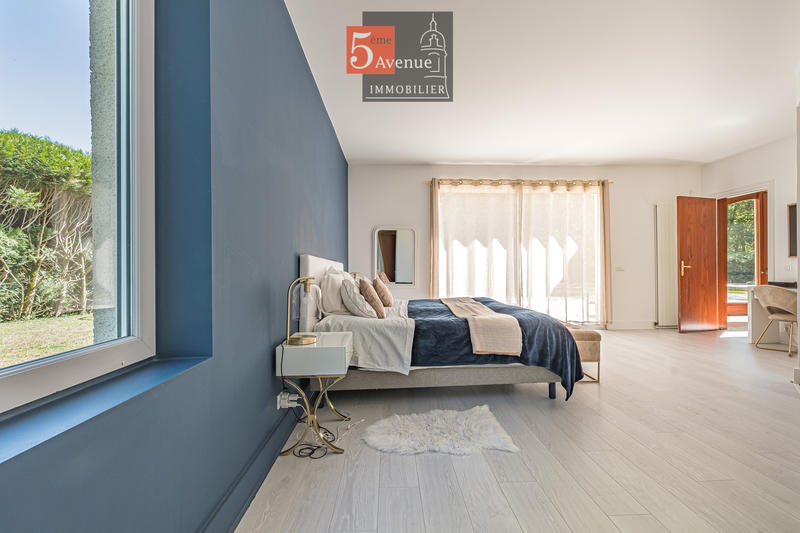 Maison - 400 m² - 12 pièces