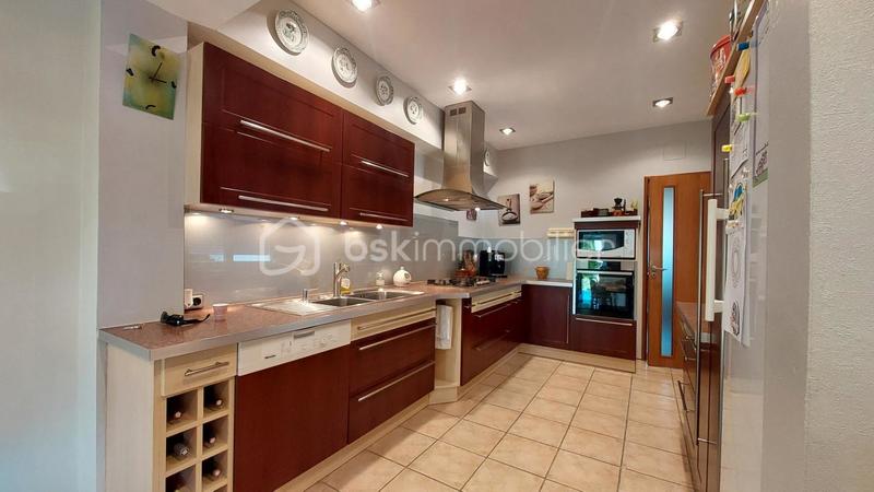 Maison - 235 m² - 8 pièces