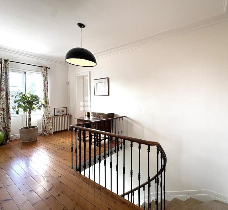 Maison - 228 m² - 7 pièces