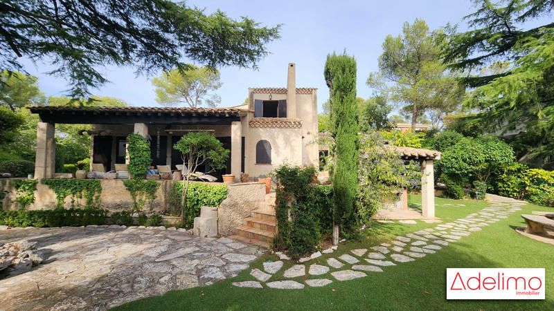 Maison - 240 m² - 7 pièces