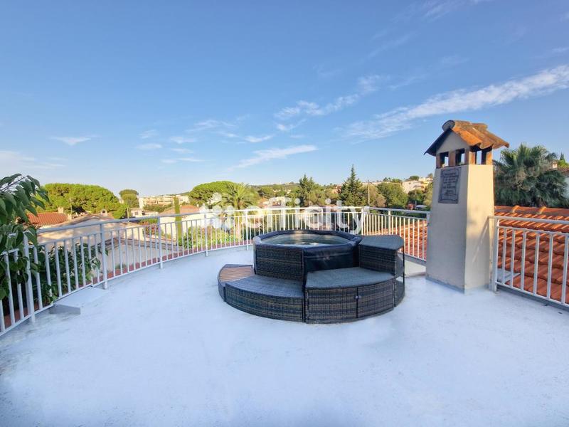 Maison - 260 m² - 7 pièces