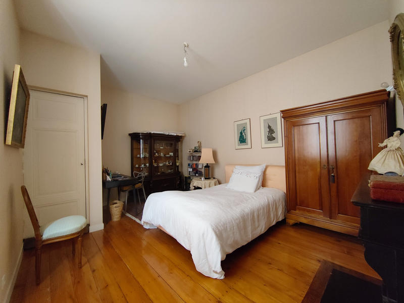 Propriété - 215 m² - 9 pièces