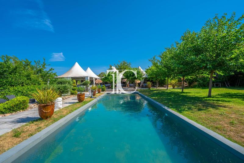 Mas - 466 m² - 13 pièces