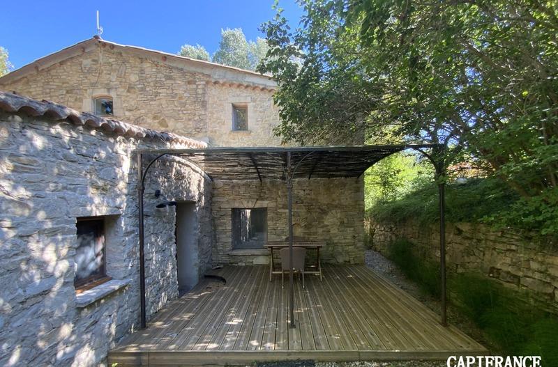 Propriété - 1 073 m² - 37 pièces