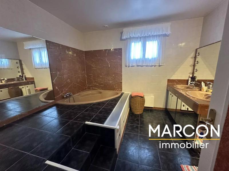 Propriété - 174 m² - 11 pièces