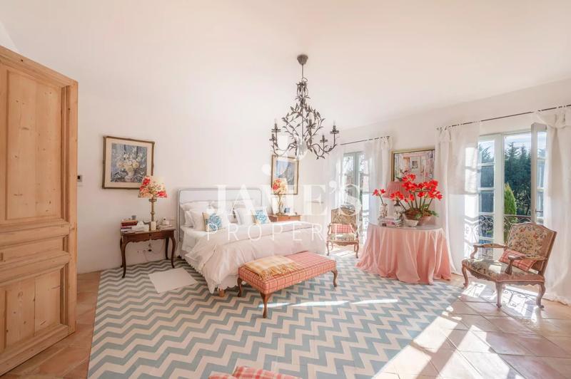 Maison - 360 m² - 8 pièces