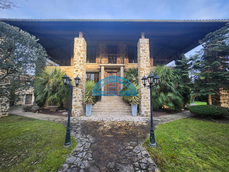 Maison - 254 m² - 10 pièces