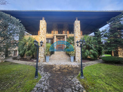 Maison - 254 m² - 10 pièces