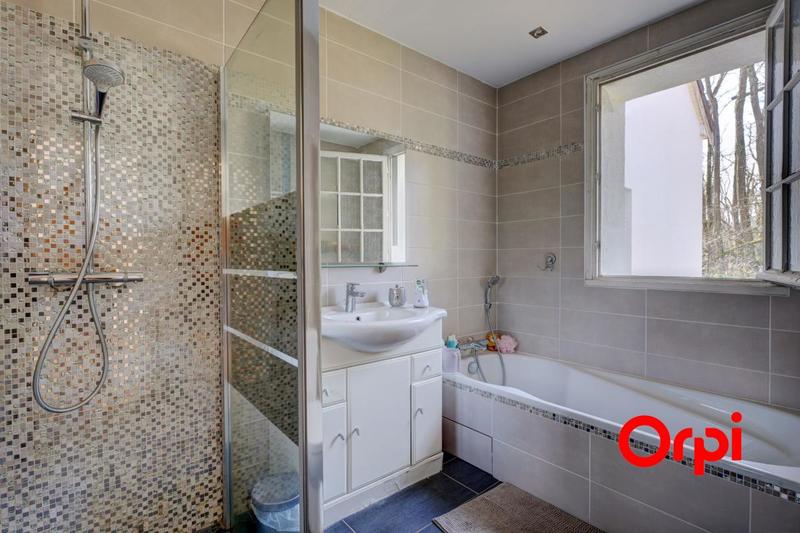 Maison - 242 m² - 8 pièces