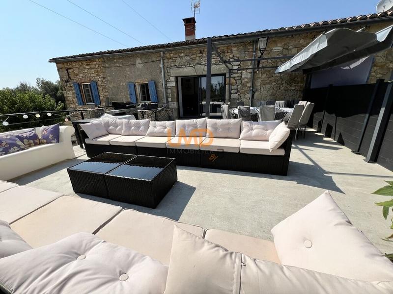 Mas - 244 m² - 8 pièces