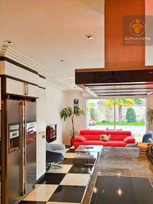 Maison - 230 m² - 7 pièces