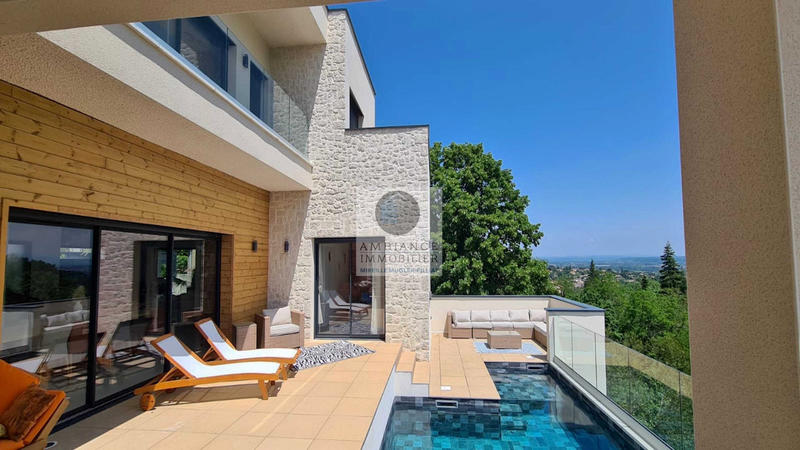 Maison - 237 m² - 8 pièces