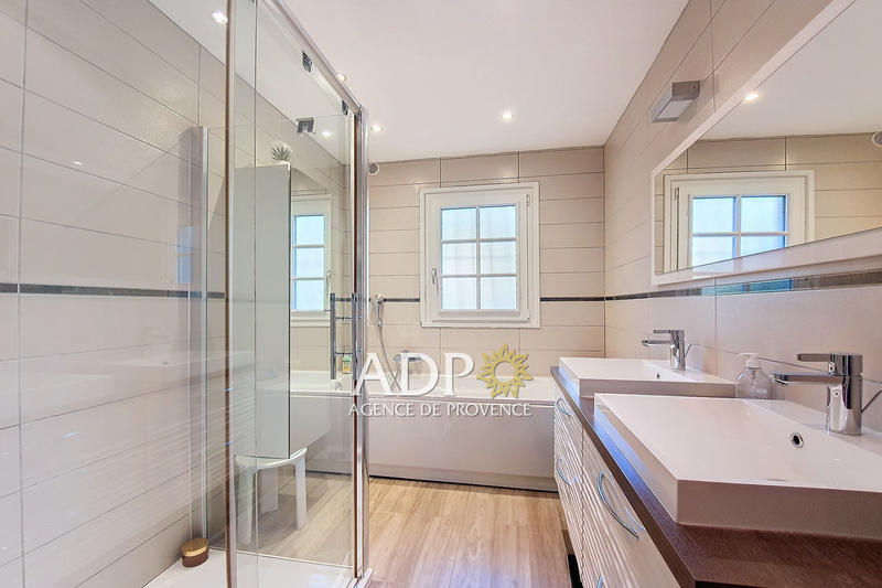 Maison - 163 m² - 9 pièces