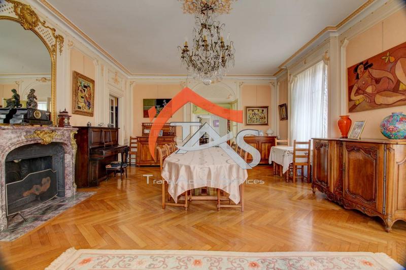 Maison - 374 m² - 10 pièces