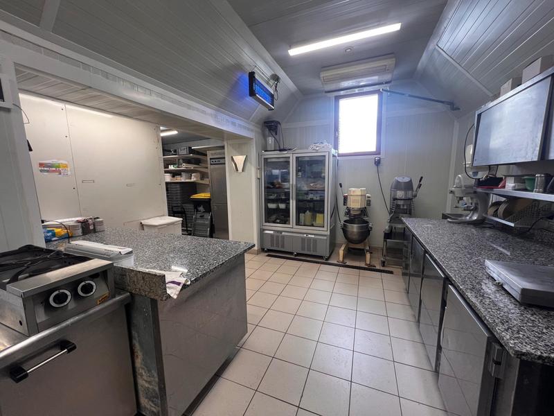 Local commercial - 200 m² - 3 pièces