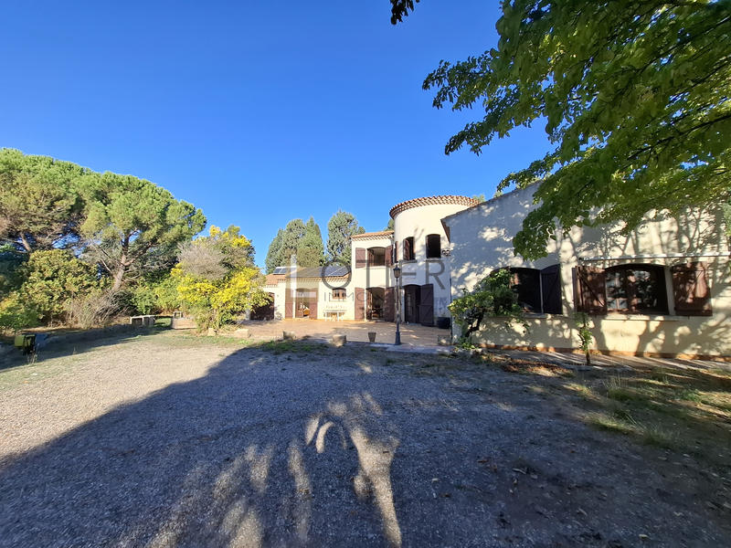 Maison - 220 m² - 7 pièces