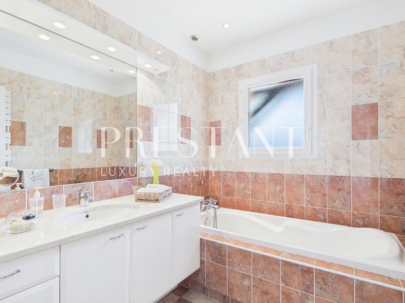 Maison - 282 m² - 10 pièces