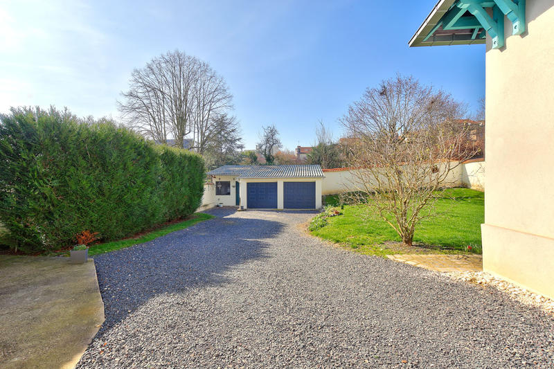 Propriété - 260 m² - 13 pièces