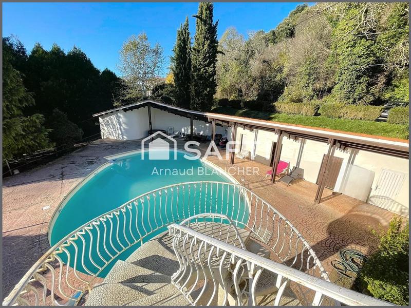 Maison - 230 m² - 8 pièces